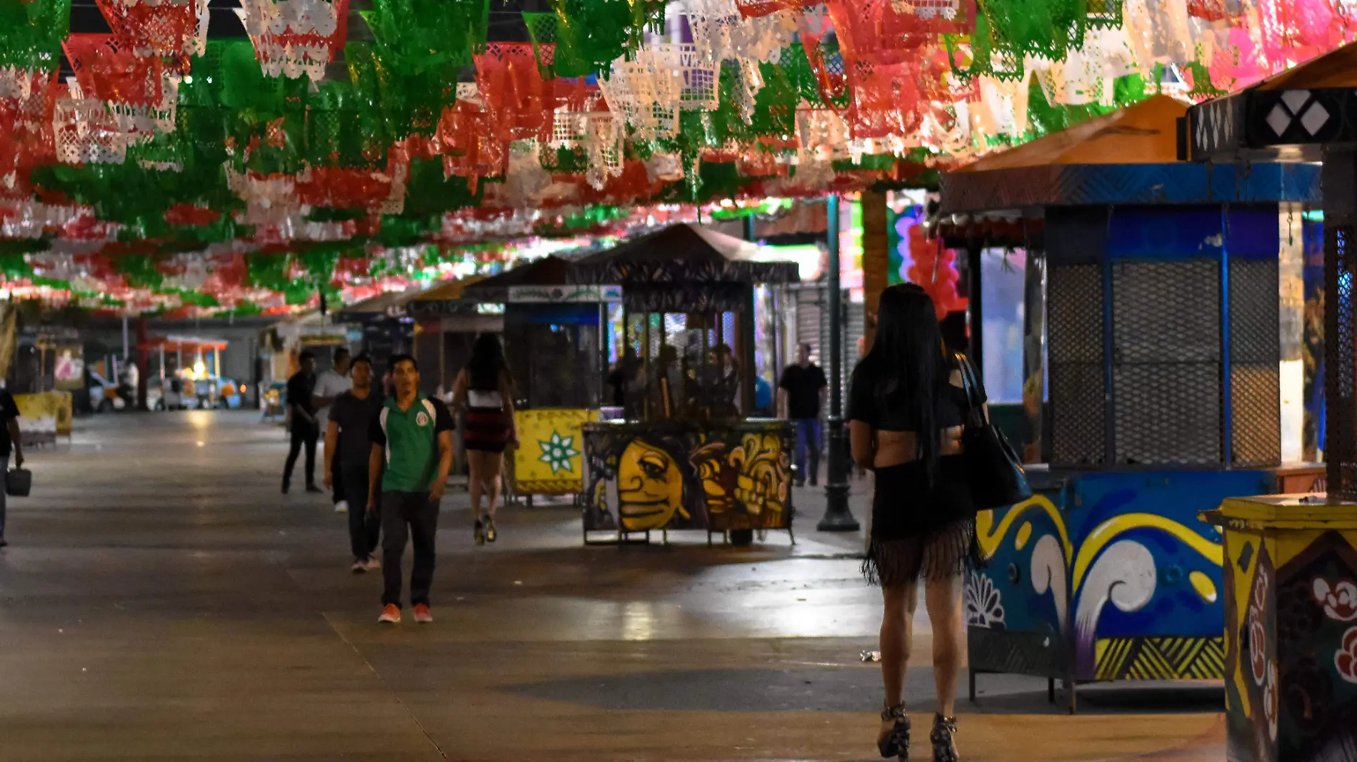 En la Plaza Santa Cecilia hay una mezcla de cantinas y bares para la comunidad LGBTI.